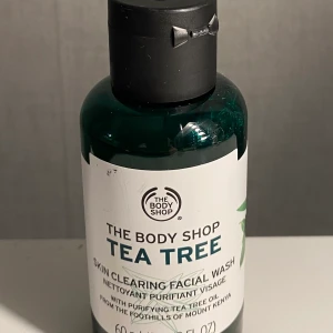 Skin Clearing facial wash - Lukten är Tea tree. Köpt för ca 75 säljer för 40+frakt 