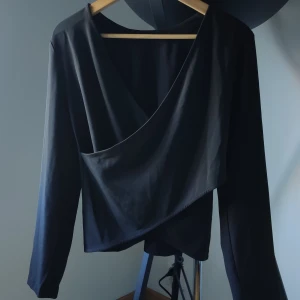 Weekday tröja med urringad rygg - Fin urringad tröja i ryggen ifrån Weekday i mjukt polyester. XS men sitter som S. Använd en gång. Skriv i chatt vid intresse. Möts upp i Hägersten