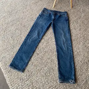 Jättefina levi’s jeans. Sitter nästan exakt som ett par 501:or. Skada i vänstra ben.