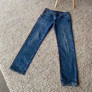 Levi’s 514 jeans - Jättefina levi’s jeans. Sitter nästan exakt som ett par 501:or. Skada i vänstra ben.
