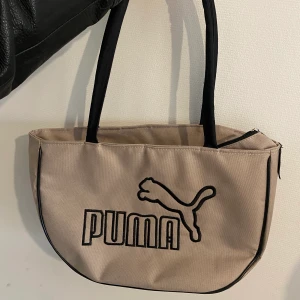 Handväska vintage - Vintage, rymlig handväska från humana som är såååå fin men som inte kommer till användning 💛 