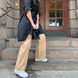 Monki Yoko Jeans  - Säljer dessa jeans i modellen Yoko från Monki i storlek W29, passar mig som är storlek 38 väldigt bra❤️