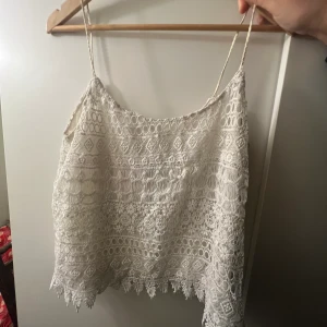 Vitt linne - Supergulligt vitt croppat linne i spets! ❤️