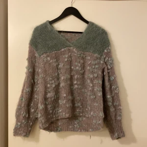 Unik stickad tröja  - Helt fantastisk stickad tröja. Jag tror den är hemmastickad för det finns inga lappar men jag skulle uppskatta att det är storlek S.  Hämtas hos mig i Göteborg eller köparen står för frakt.