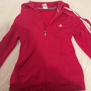 Adidas zip hoodie rosa  - Tröjan är i strl medium men skulle själv säga att det är mer som small och den sitter relativt tajt