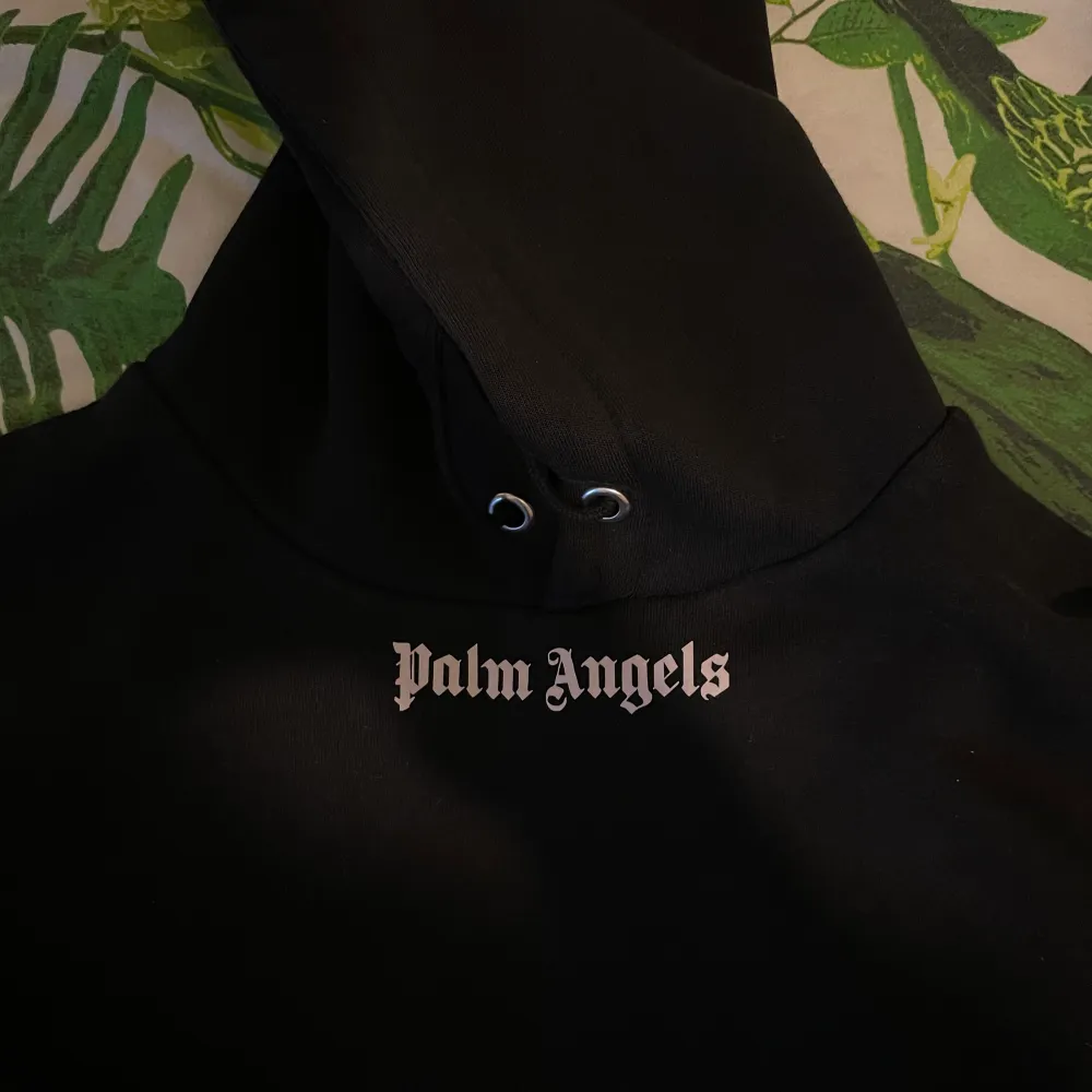 Säljer en vanlig svart Palm Angels hoodie fake. Pris kan diskuteras . Tröjor & Koftor.