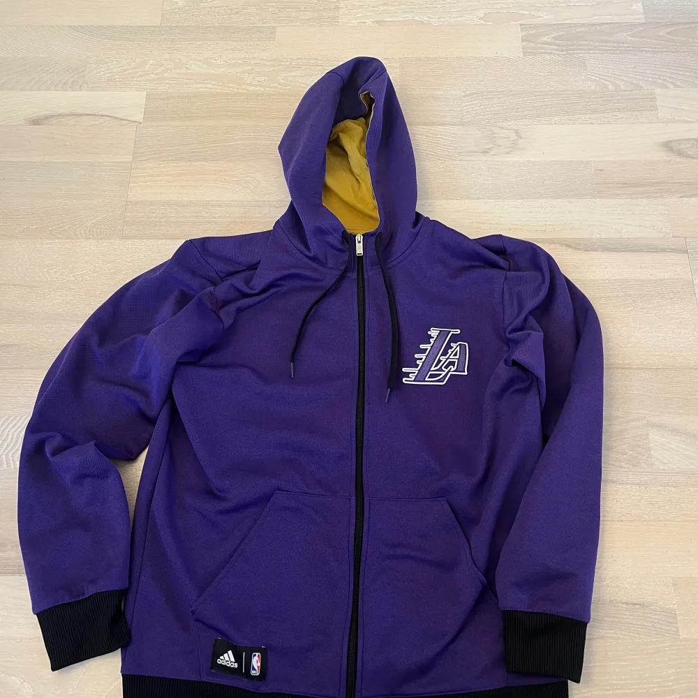 Los Angeles Lakers zip up i storlek L, mycket fint skick. . Hoodies.