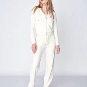 Juicy couture sett! - Vit juicy sett, Kofta storlek M och Byxor storlek L. Säljer pågrund utav att byxorna är lite för stora för mig. Har haft dom i cirka 6 månader, skriv privat till mig för bilder på dem så skickar jag!! Bå da delarna ingår 