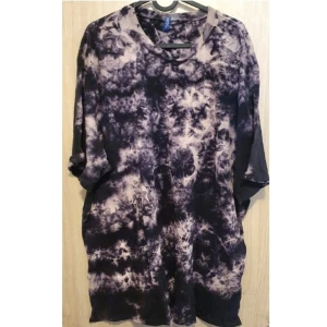 H&M Tshirt Batik XL - Använd ca 3-4gr. Mycket fint skick. Frakt med frimärken och direkt swish till mig 39kr, välj ej Köp Nu isåfall. Samfraktar för minsta möjliga frakt kostnad för dig. Kontakta mig angående detta