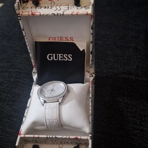 Klocka  - Guess dam klocka, fint 