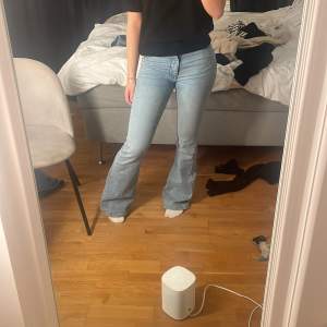 Utsvängda jeans från zara i storlek 34💕nyskick
