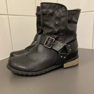 Nyskick Boots Nelly 37 - Använda 2 gånger  Fint skick! Från Nelly Storlek 37 Innermått ca 24 cm  (Säljer de även helt nya i brunt)