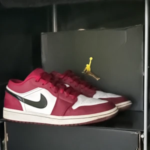 Jordan 1 low noble red - ❤️Jordan 1 low noble red❤️⚡️Storlek 42,5⚡️✅Bra skick ✅🦋Box finnns🦋💥Vid frågor/fler bilder är det bara att kontakta💥📦Kan frakta eller mötas i Stockholm 📦🏷Pris kan diskuteras vid snabb affär 🏷