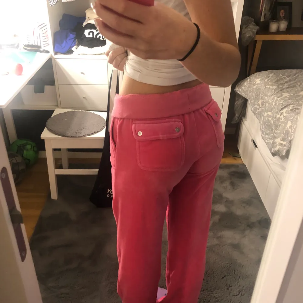 Jag säljer mina rosa juicy byxor i storlek M då dem är för stora för mig. Knapparna är borta på en fickan Se bild 3 Men inget som märks av Endast upphämtning i Göteborg fraktar ej priset kan diskuteras vid snabb affär då jag gärna vill ha dem sålda snabbt. Jeans & Byxor.