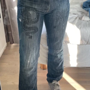 Jeans med detaljer  - Säljer femma lågmidjade byxorna dem är raka i benen och super sköna🫶