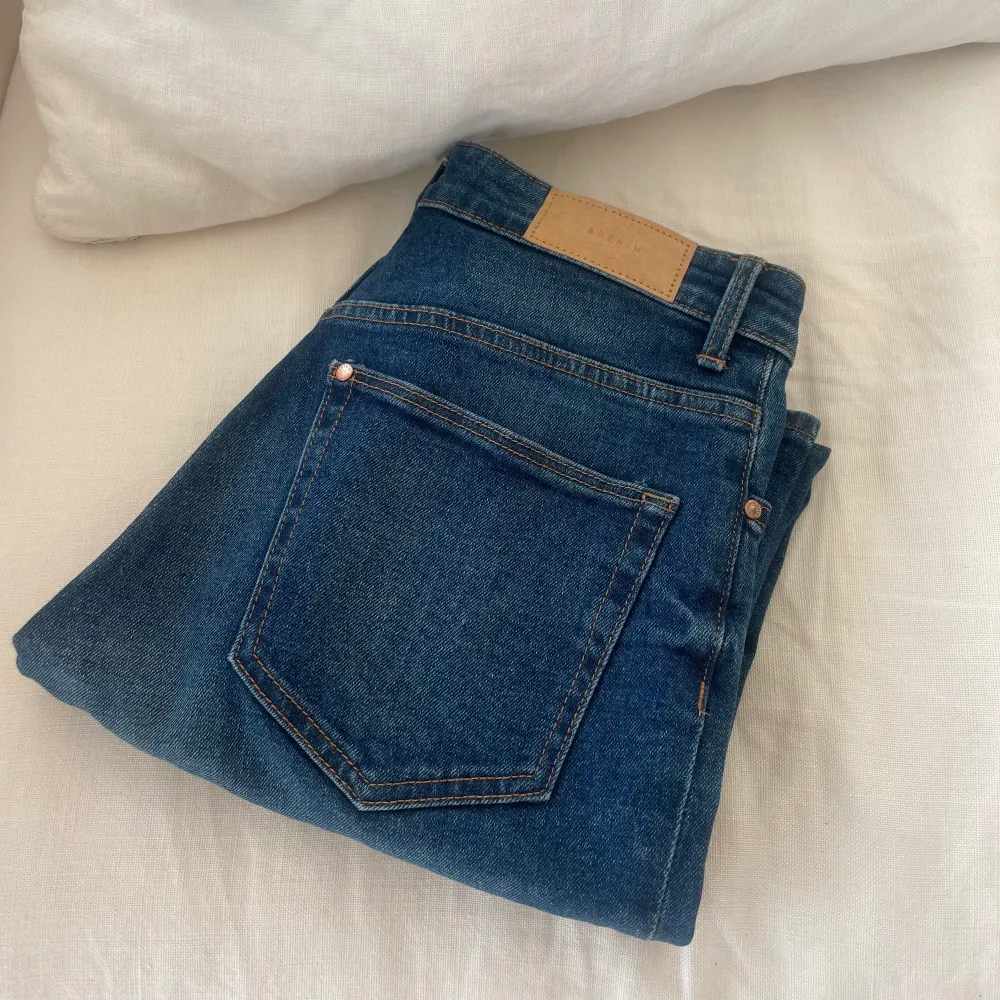 Säljer mina blåa jeans från H&M. Använda en gång. I modellen STRAIGHT. Storlek 34, men stretchiga så passar även 36. Innebenslängd: 67 cm. 💙💙. Jeans & Byxor.