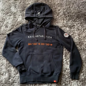 Sail racing Hoodie storlek xs - Jag säljer denna blåa sail racing Hoodie då den är för lite för mig. Tröjan är i fint skick utan några fläckar eller skador. Betalning sker via swish innan varan skickas och köparen står för frakten.
