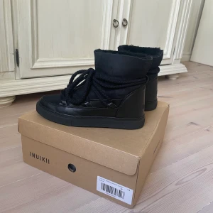 Inuiikis - Säljer mina svarta inuiikis. De är i nyskick o väldigt sparsamt använda. Inga defekter eller skador. Köpta i slutet av förra året för 2599kr på boozt. Storlek 39❤️💗 Box ingår! 
