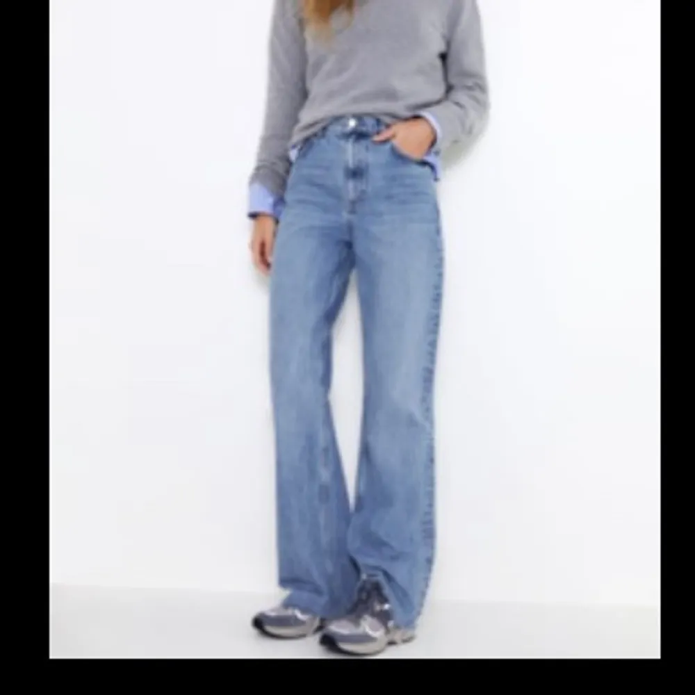 Så snygga jeans från zara som tyvärr blivit försmå. Storlek 36, modellen heter wide men är relativt raka i benen. Hör av er för fler bilder eller vid frågor! Säljer 2 byxor till i samma modell, marinblå och svart!❤️❤️. Jeans & Byxor.