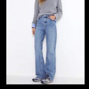 Så snygga jeans från zara som tyvärr blivit försmå. Storlek 36, modellen heter wide men är relativt raka i benen. Hör av er för fler bilder eller vid frågor! Säljer 2 byxor till i samma modell, marinblå och svart!❤️❤️