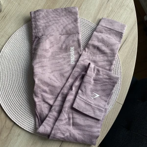 Gymshark  - Gymshark Adapt animal i storlek S, knappt använda, felfria. Färgen lila. Köparen står för frakten 