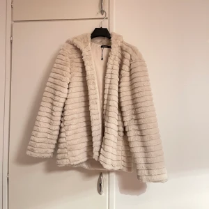 Teddy jacka - Kan skickas omgående, står inte för frakten