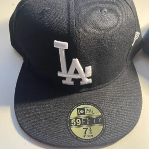 New Era Keps - Säljer två av mina New Era Kepsar. Köpte dem för för stora, för mig då. Försöker se om det var någon som vart intresserad. Storlek 61.3 cm, i keps US Storlek 7 3/4 