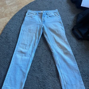 Zara jeans - Ett par ljusblåa zara jeans i modellen mid rise straight! Använda ganska mycket men i bra skick! Köpta för 359kr, säljer för 200kr! Storlek 42 men skulle passa en 40.