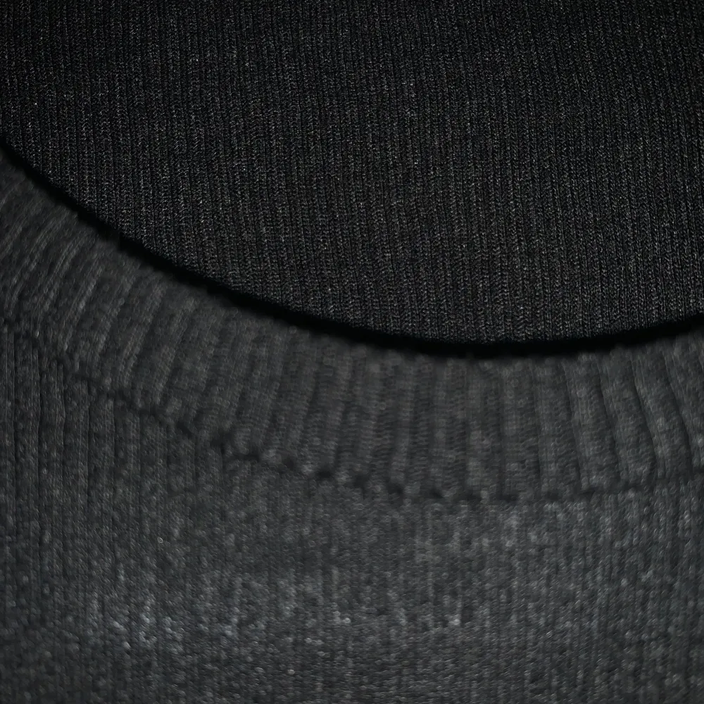 Säljer denna perfekta basic svarta ribbade t-shirten ifrån lager 157 i storlek S. De är ett bas plagg som funkar till allt och den formar sig snyggt efter kroppen.  (På andra bilden ser ni de ribbade mer). Skjortor.
