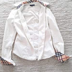 Sparsamt använd vit skjorta från Burberry. Storlek L men passar mig som är S. Köpt för 3800kr. Äkta Burberry men har inte kvittot kvar tyvärr. Skriv vid frågor eller funderingar🫶🏻