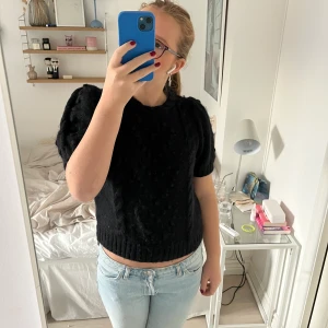 Stickad T-shirt  - Så snygg stickad t -shirt, men som tyvärr inte används!❤️köptes för 800kr!