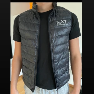 Ea7 väst - Säljer denna superfina ea7 västen i silver text för 800kr. Den är som ny och använd 1-2 gånger. Säljer för att den är för liten. Köparen står för frakt 💕