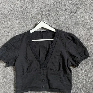 Svart topp i bäckebölja strl M - Jättefin topp i bäckebölja. Något mindre i storlek. 