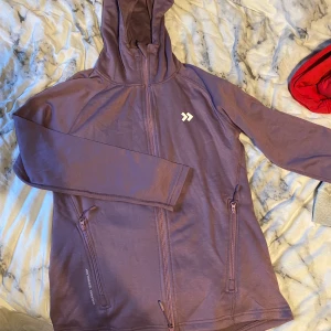 Tränings hoodie - En lila sip-träningshoodie från Lager 157. Har 1 ficka på varje sida med dragkedja. Den är stor på mig då den är i stl XL