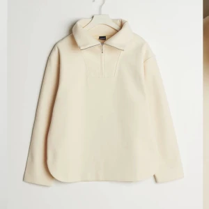 Stilren jumper från Ginatricot - Använd men i gott skick! Vit/gräddvit. Säljer för 110kr och då är frakt inräknat🙌🏻