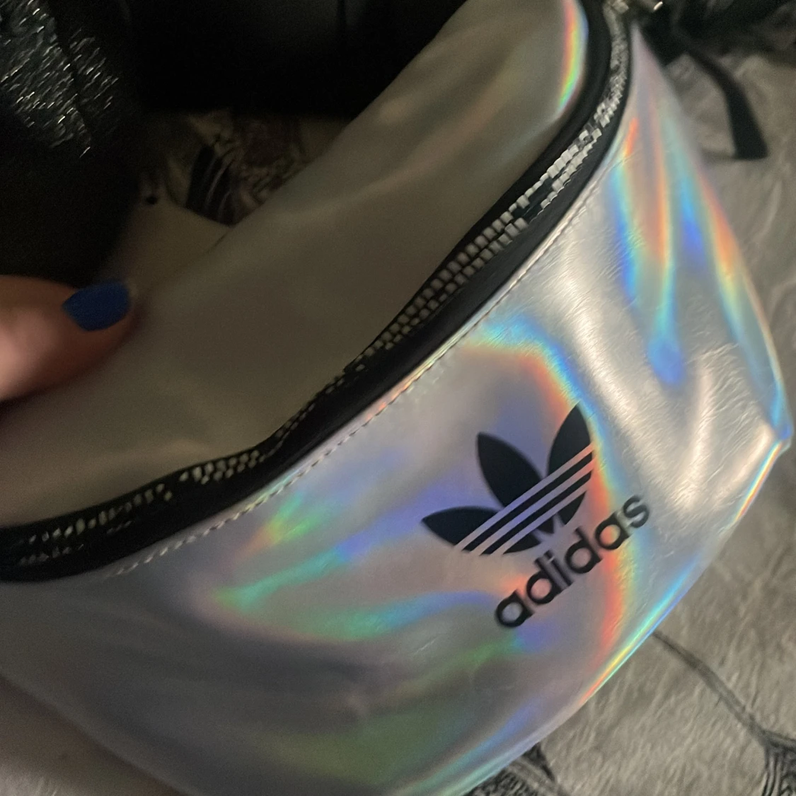 Adidas och glittrig bumbag  - 91