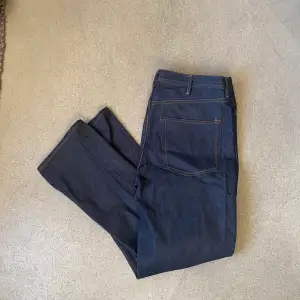 Säljer mina Acne jeans som jag aldrig använt. De är i en skön färg nu till hösten och i storlek 32x34. Passformen är rak och kan liknas med ett par 501:or. Hör av dig för fler bilder! 