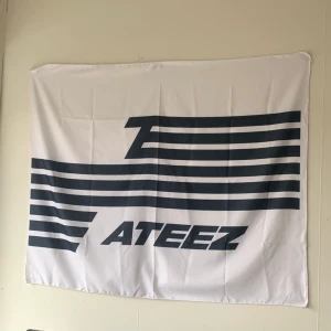 Ateez väggdekoration walltapestry merch - Säljer denna fina Ateez vägdekorationen då jag inte är i min kpop-fas nå mer