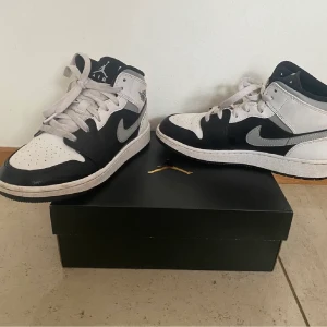 Jordan 1 - Vit/grå/svart jordan 1. Stl 37,5. Använda fåtal gånger. Köpta på soldout.se, orderbekräftelse kan skickas vid intresse. Skorna skickas i orginalförpackning.
