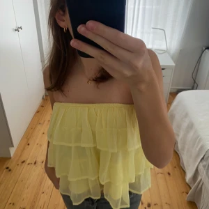 Volangkjol - Säljer denna supersöta volangkjol som också fungerar jättebra som topp. Storlek M