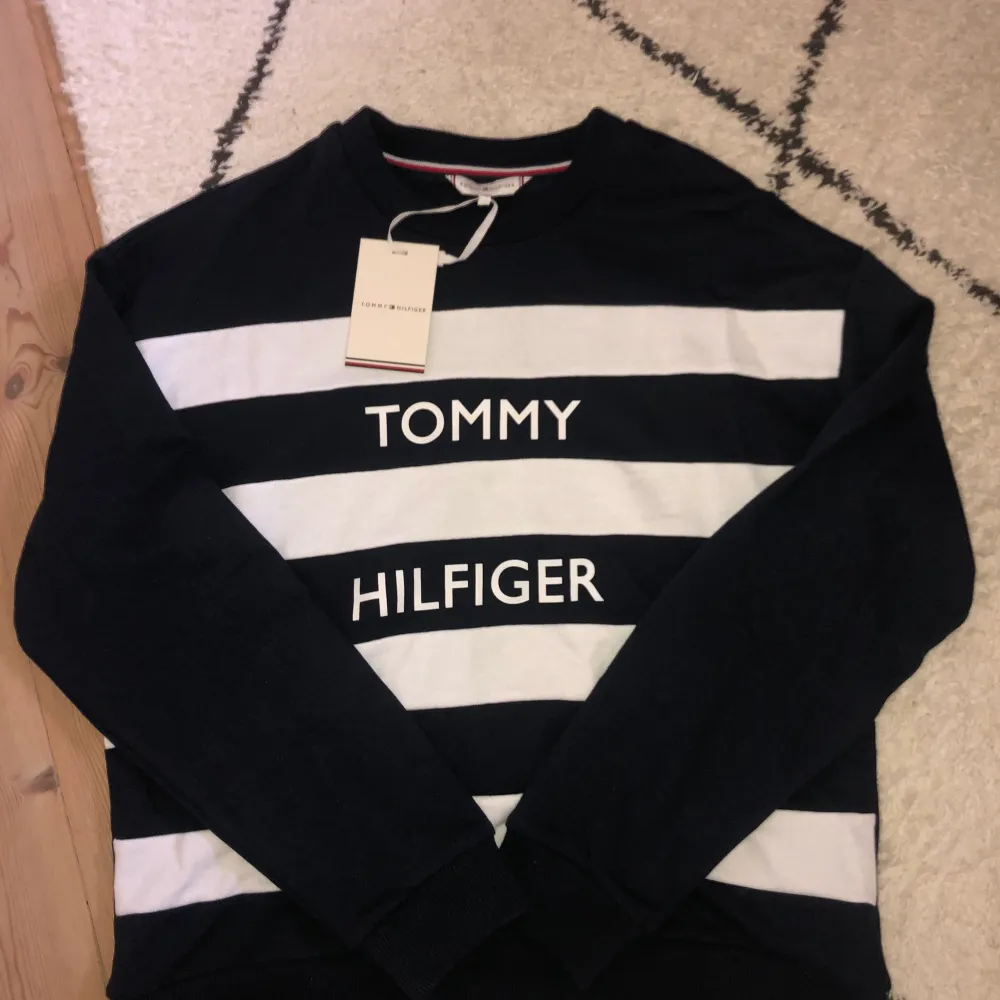 Tommy Hilfiger tröja. (Sweatshirt) Långärmad tröja som är marinblå/vit randig. Storlek M. Helt oanvänd med lappen kvar. Väldigt bra kvalitet. (Äkta). Tröjor & Koftor.