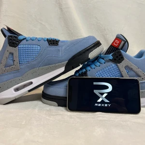 Jordan 4 retro university blue - Har köpt in många skor som jag ska ”resella” här på Plick. Skorna är i 10/10 form oanvändna och helt fräscha. För fler bilder kan ni slå ett pling! 
