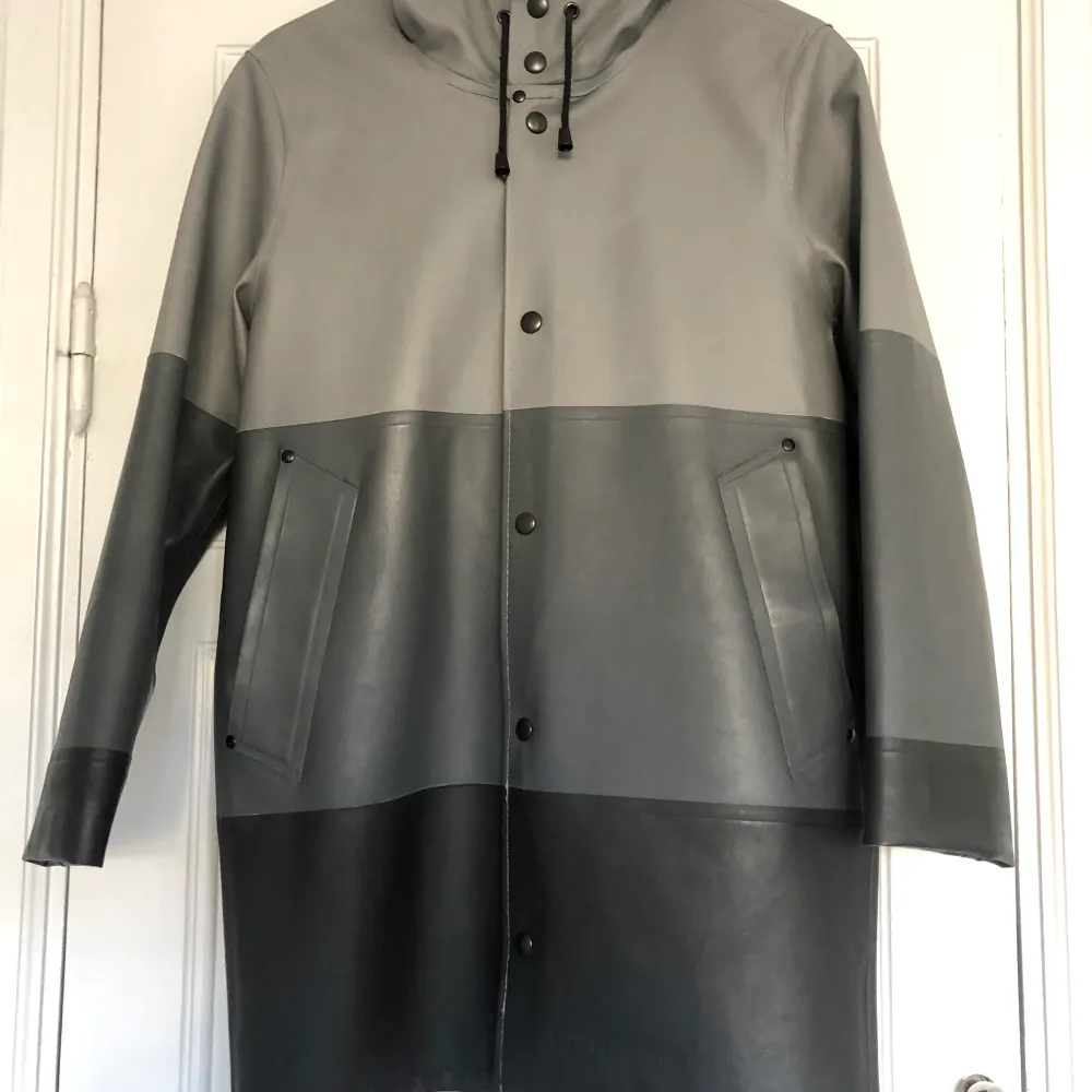 Regnjacka från Stutterheim, sparsamt använd, inget att anmärka på. Har vikt upp ärmarna men kan vikas ner efter önskad längd (jag är 161 cm lång). Passar XS eller S. Nypris 2500kr. Jackor.