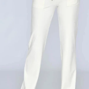 Juicy Couture - Jag säljer mina Juicy Couture byxor då dem inte kommer till andväning längre. Jag har andvänt dom ca 4-5 gånger. Dom är i en väldigt bra skick, kom privat för egna bilder❤️