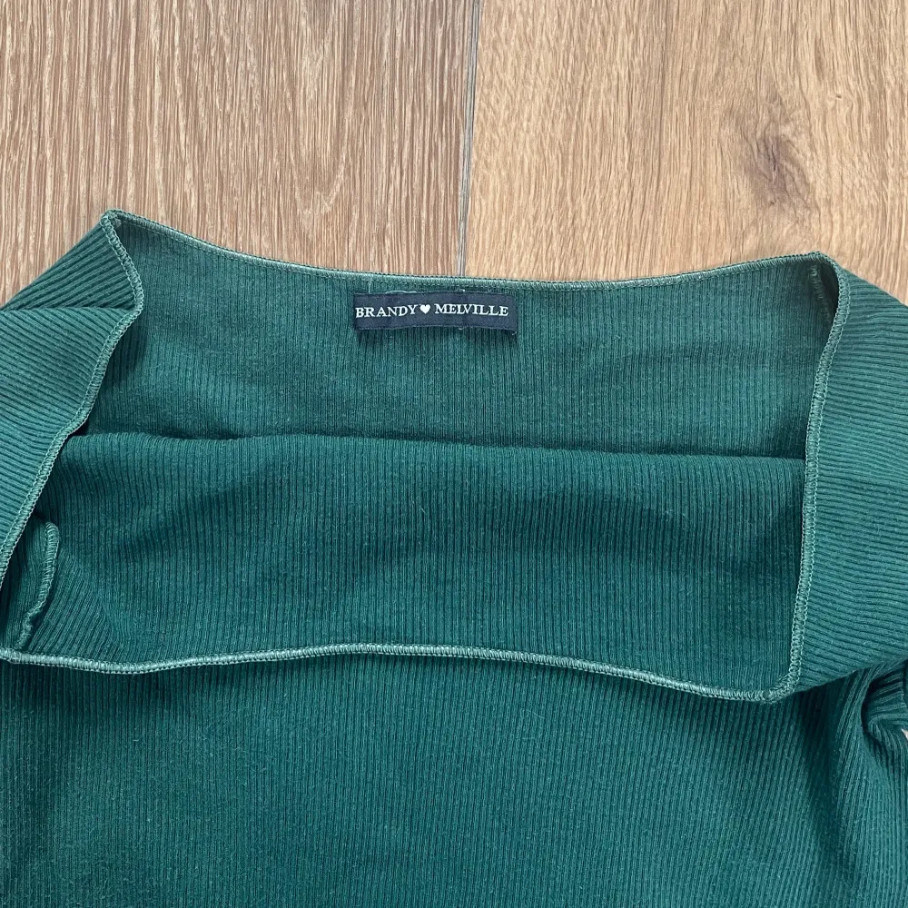 En jättesöt tröja från Brandy Melville som aldrig kommer till användning längre. Är i fint skick. Frakt ingår ej❤️ . Tröjor & Koftor.