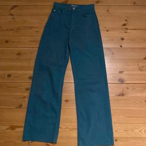 Gröna Gina tricot jeans i färgen grön, storlek 32. Kan försöka ändra pris men kan inte lova något.