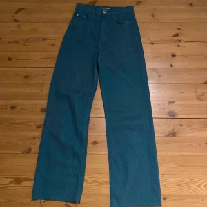 Gröna Gina tricot jeans - Gröna Gina tricot jeans i färgen grön, storlek 32. Kan försöka ändra pris men kan inte lova något.