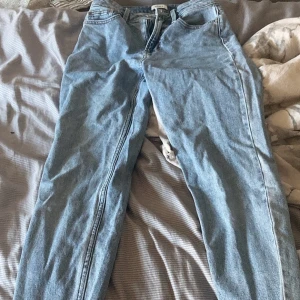 #blåajeans - Säljer ett par blåa Jeans i storlek 25/32 från only🤍