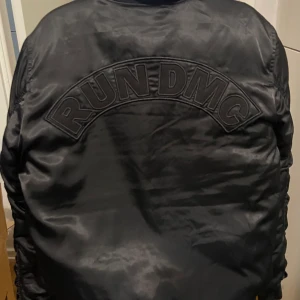 Adidas bomberjacka RUN DMC  - Adidas bomberjacka med RUN DMC tryck. Blir inte bättre än så!  Nyskick  S: 38