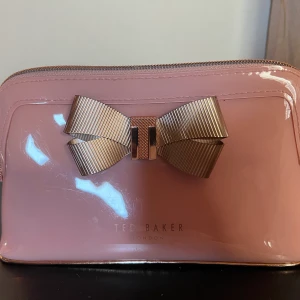 Ted Baker necessär  - Ted Baker necessär  Använd men fåtal gånger 